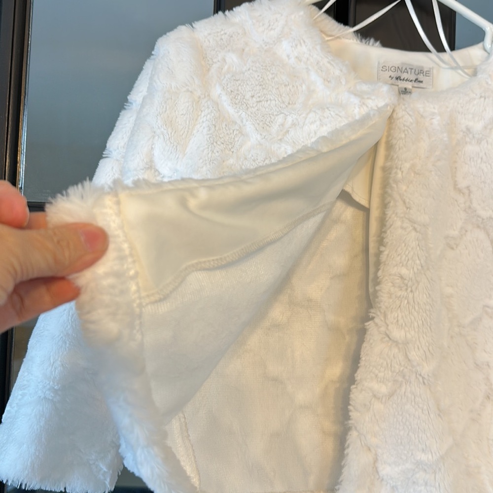 🤍PURE WHITE “SIGNATURE BY ROBBIE BEE” size small beautiful CROP JACKET!! - Picture 3 of 8